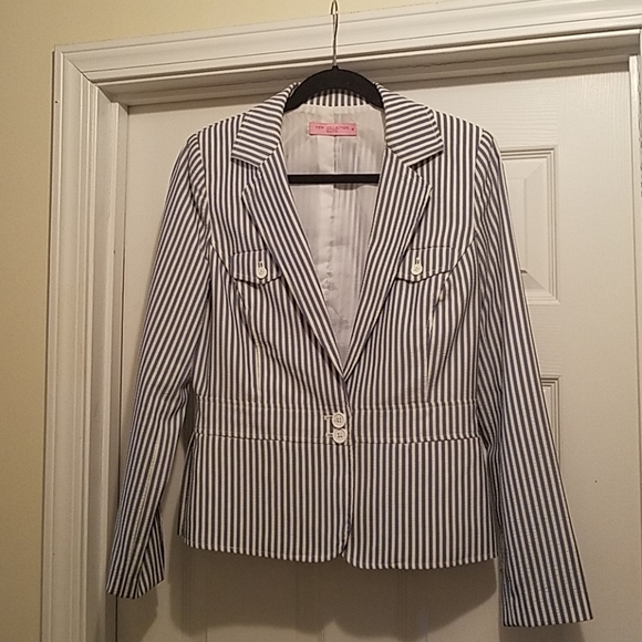 View Collections 2 piece suit - Picture 2 of 8